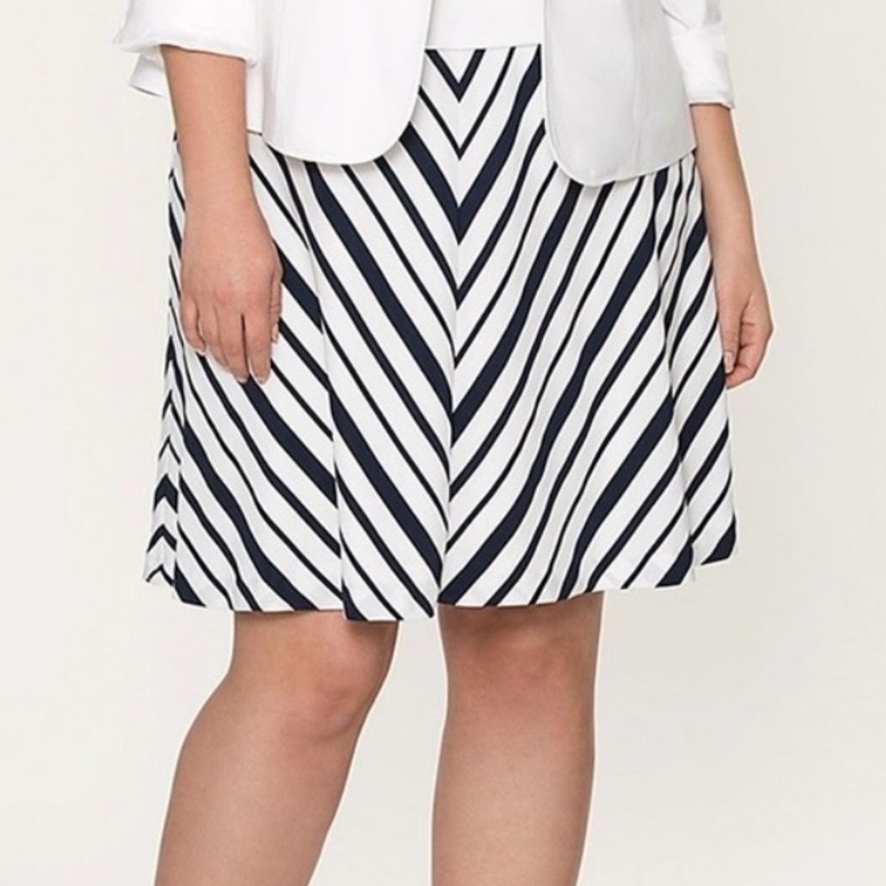 Lane Bryant White and Navy Blue Chevron Print A-Line Skirt in Size 20